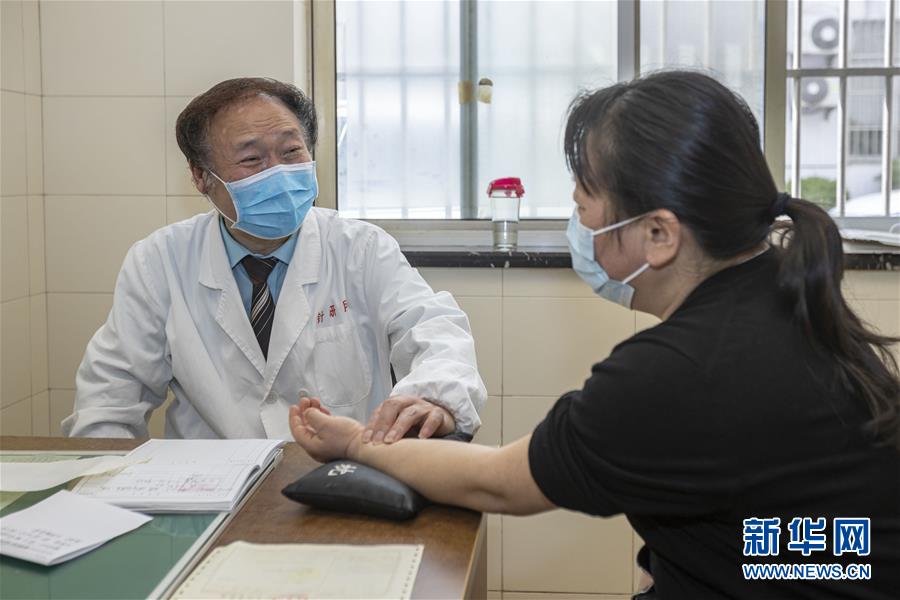 (代表委員履職·圖文互動(dòng))(4)“履職與行醫(yī),都要精益求精”——全國政協(xié)委員吳煥淦履職記