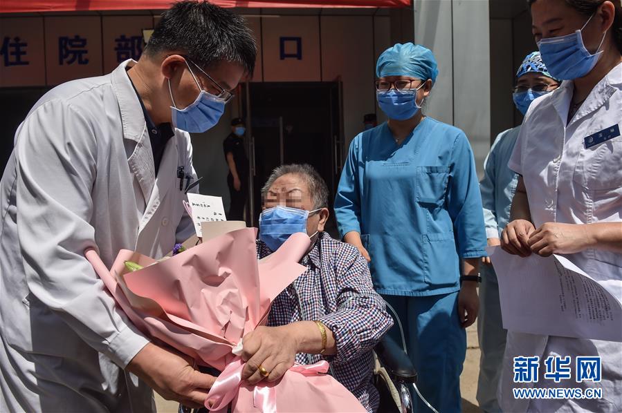 （新華全媒頭條·圖文互動(dòng)）（1）“始終把人民群眾生命安全和身體健康放在第一位”——中國抗疫彰顯“生命至上、人民至上”理念