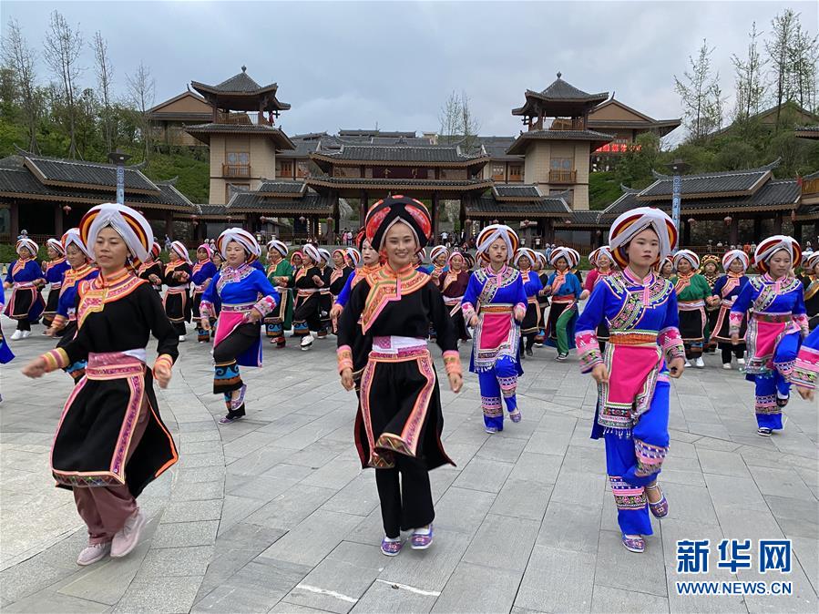 （決戰決勝脫貧攻堅&middot;圖文互動）（1）阿妹戚托：大山里的&ldquo;非遺&rdquo;助搬遷群眾穩得住