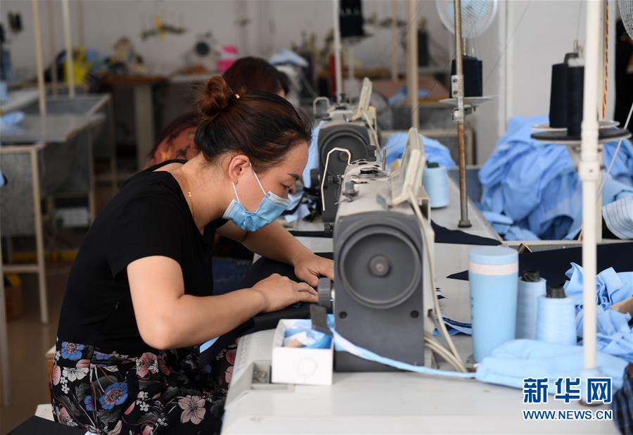 （在習(xí)近平新時代中國特色社會主義思想指引下&mdash;&mdash;新時代新作為新篇章&middot;習(xí)近平總書記關(guān)切事&middot;圖文互動）（4）讓每一個角落都感受到幸福的溫情&mdash;&mdash;人口較少民族在脫貧攻堅(jiān)大潮中的奮進(jìn)故事