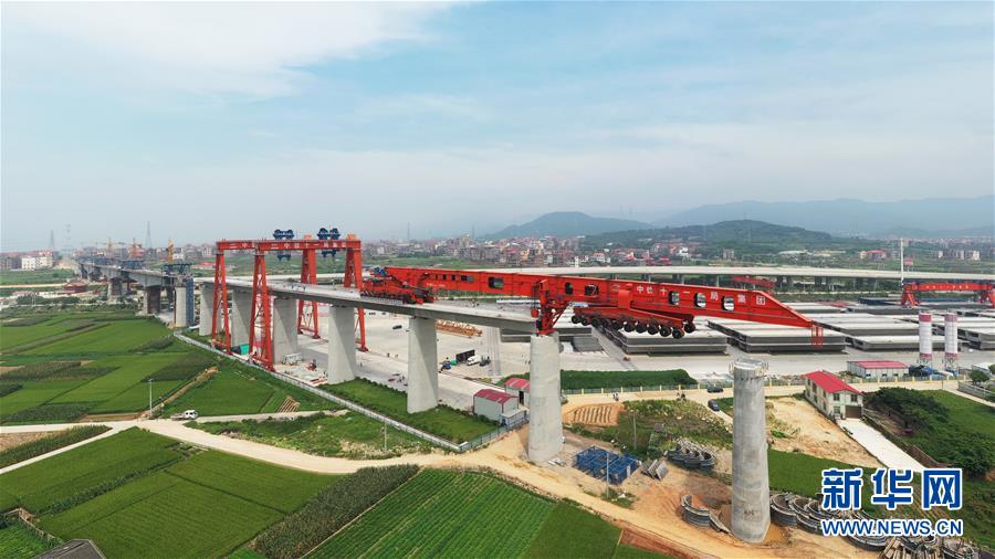 (圖文互動)(2)我國首臺1000噸級高鐵箱梁運架一體機投入使用