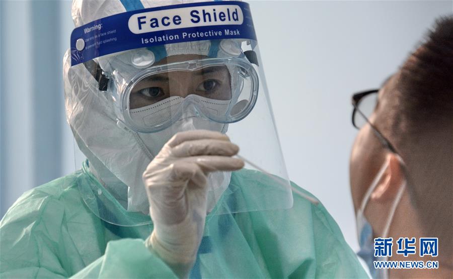 (新華全媒頭條·圖文互動)(11)構(gòu)筑守護(hù)城市、守護(hù)生命的堅(jiān)強(qiáng)防線——北京開展大規(guī)模核酸檢測