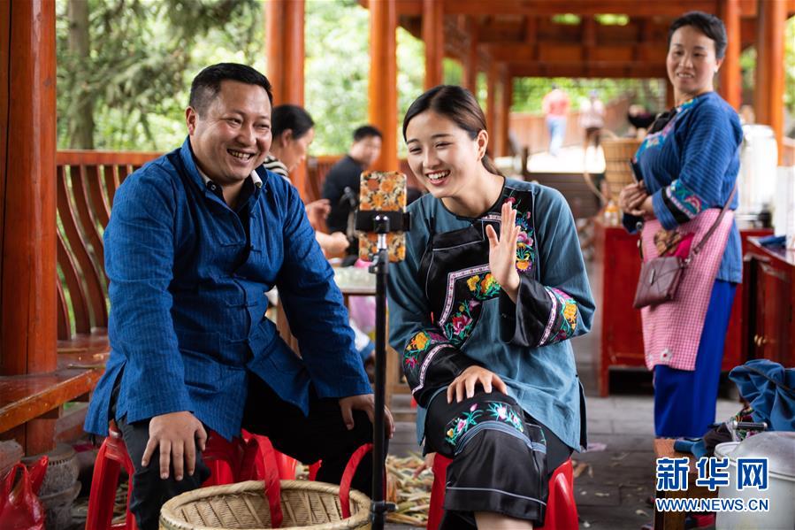 （新華全媒頭條·走向我們的小康生活·圖文互動）（10）那山，那人，那苗寨——十八洞村三代人的奮斗史