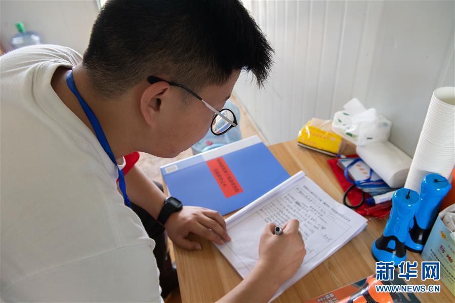 （防汛抗洪·圖文互動）（4）在大堤上成長，為人民守護——洪水中的青年“生力軍”