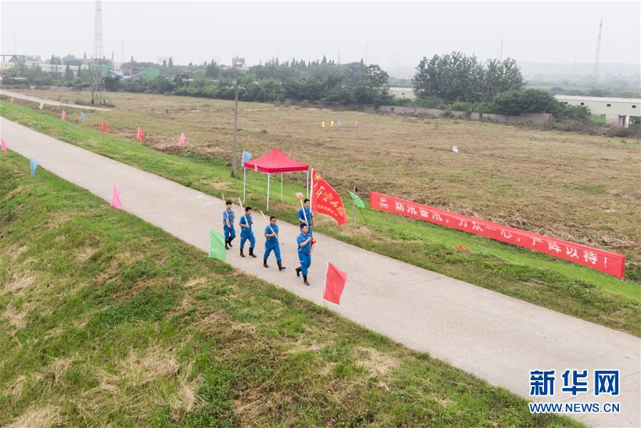 （防汛抗洪·圖文互動）（7）在大堤上成長，為人民守護——洪水中的青年“生力軍”