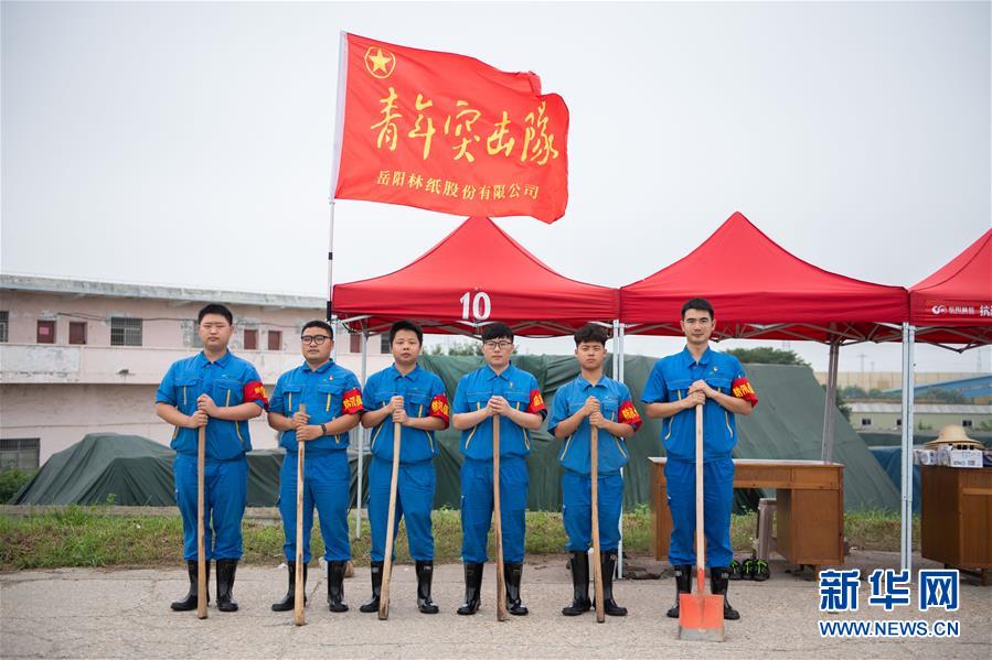 （防汛抗洪·圖文互動）（8）在大堤上成長，為人民守護——洪水中的青年“生力軍”