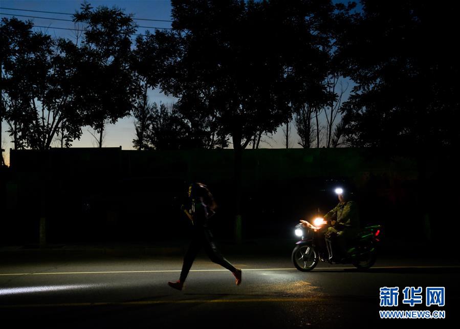 (體育·圖文互動)(3)父愛如燈 伴我奔跑