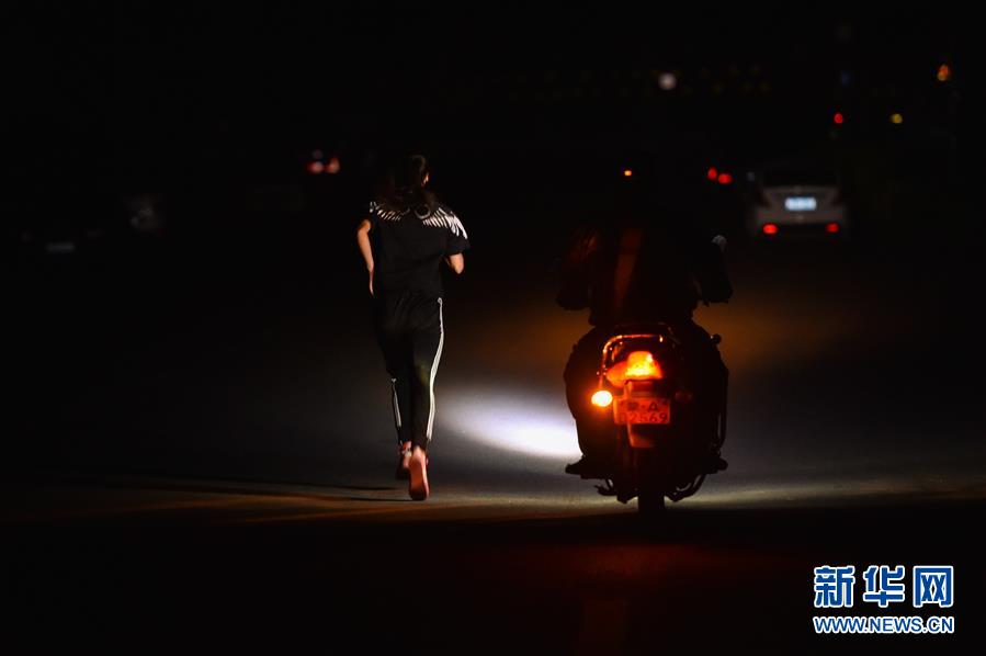 (體育·圖文互動)(23)父愛如燈 伴我奔跑