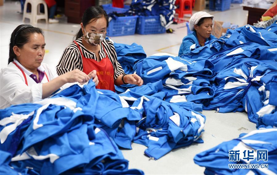 (新華全媒頭條·走向我們的小康生活·圖文互動(dòng))(7)三幅“圖鑒”說(shuō)變遷——貴州“穿越時(shí)空”的脫貧印記