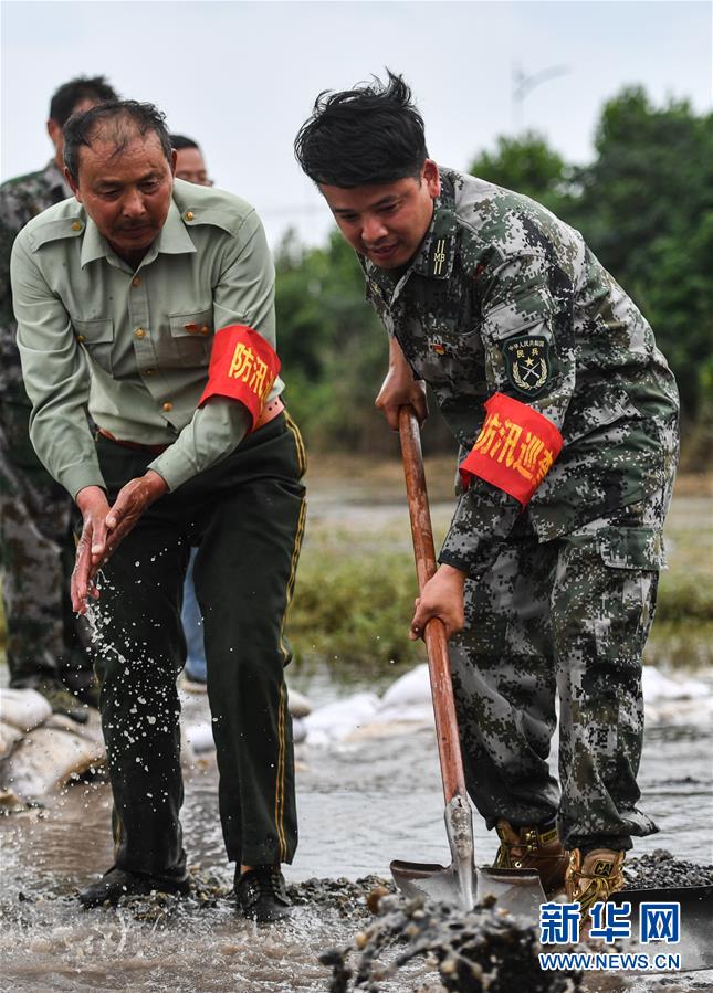 (防汛抗洪·圖文互動(dòng))(1)長(zhǎng)江大堤上的“父子之約”