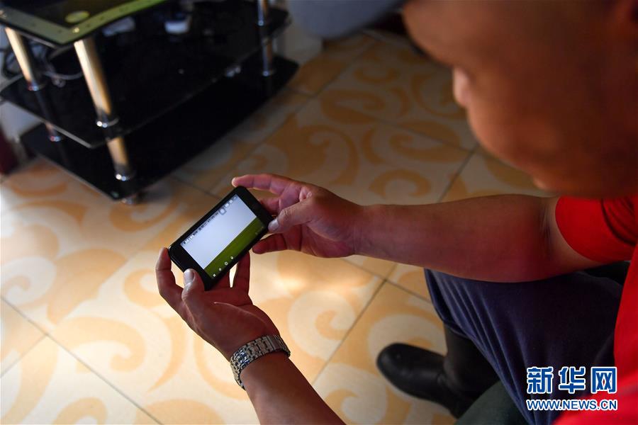 （走向我們的小康生活·圖文互動）（4）草原有了網，手機能放羊——看呼倫貝爾大草原牧民生活變了樣 