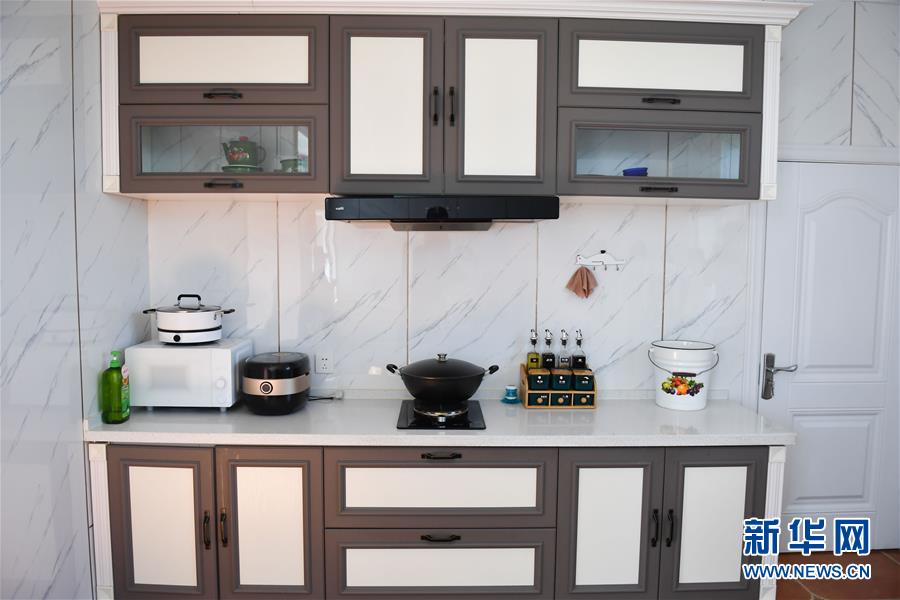 （走向我們的小康生活·圖文互動）（7）草原有了網，手機能放羊——看呼倫貝爾大草原牧民生活變了樣 