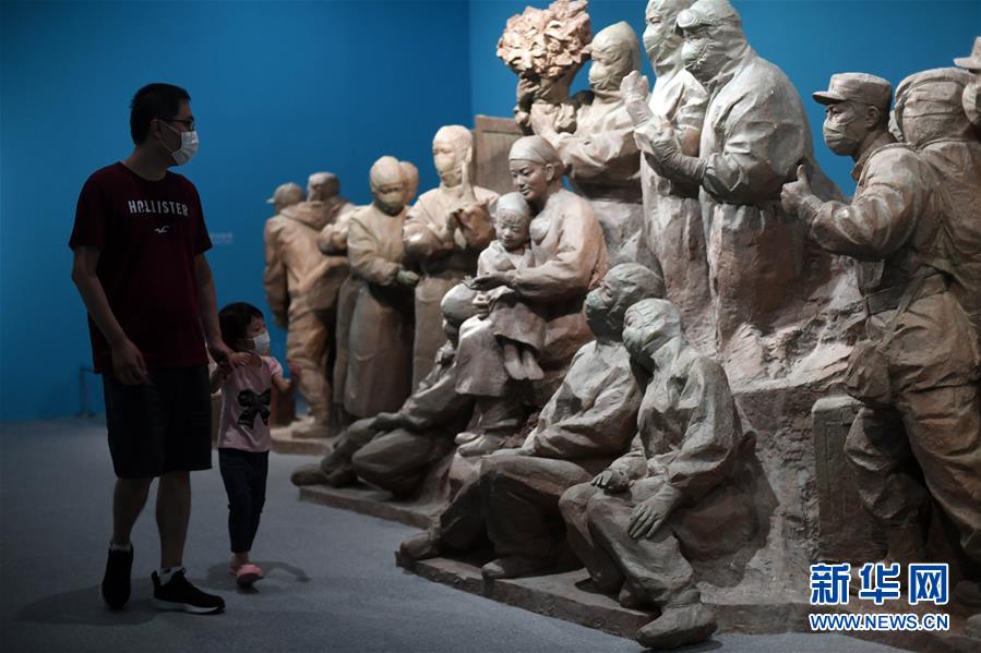 (社會)(1)抗疫主題美術(shù)作品亮相國博