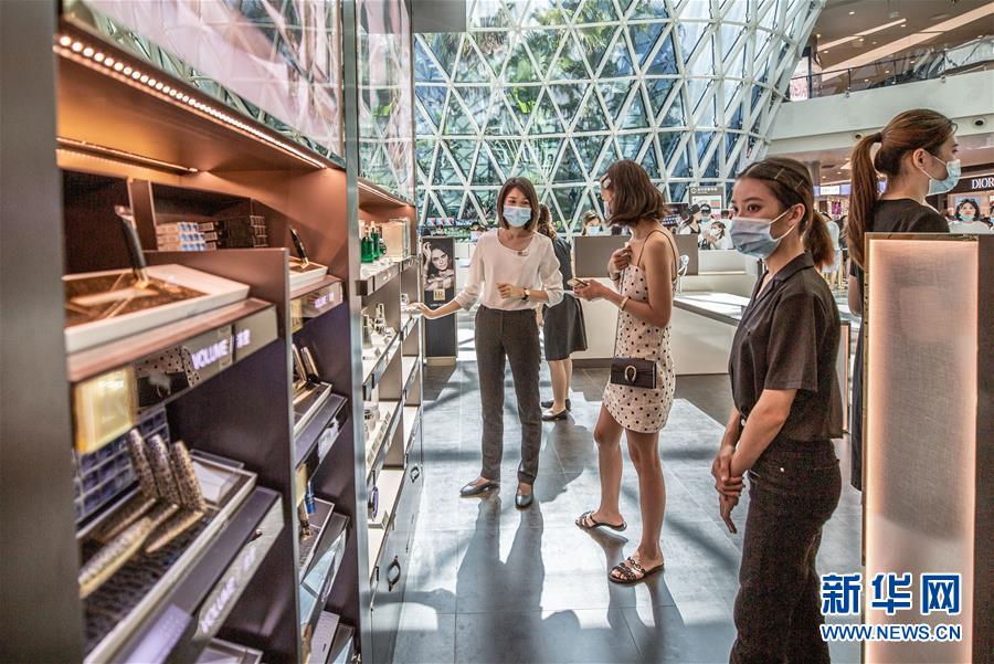 （在習近平新時代中國特色社會主義思想指引下&mdash;&mdash;新時代新作為新篇章&middot;習近平總書記關切事&middot;圖文互動）（12）感受開放新魅力&mdash;&mdash;海南自由貿易港建設開局觀察