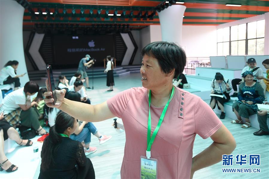 (走向我們的小康生活)(2)浙江衢州:農(nóng)民變主播 手機變農(nóng)具