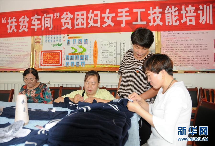 (決戰(zhàn)決勝脫貧攻堅(jiān)·圖文互動(dòng))(1)內(nèi)蒙古河套:一雙巧手、一副棒針、一團(tuán)毛線打造貧困戶“炕頭經(jīng)濟(jì)”