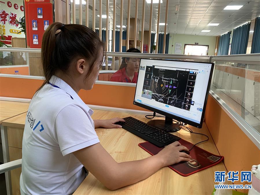 (落實(shí)“六穩(wěn)”“六保”一線見聞·圖文互動(dòng))(2)易地搬遷戶有了新身份——貴州萬(wàn)山扶貧安置點(diǎn)巧打“就業(yè)牌”