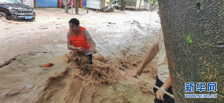 (在習近平新時代中國特色社會主義思想指引下——新時代新作為新篇章·習近平總書記關切事·圖文互動)(3)洪峰浪尖,鮮紅的黨旗高高飄揚——記防汛抗洪一線的共產黨員