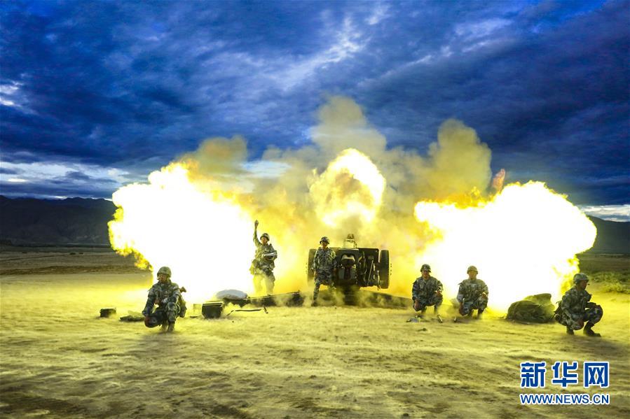 （在習近平強軍思想指引下·我們在戰位報告·圖文互動）（1）朵朵傘花綻放，勝戰精兵天降——空降兵部隊某旅教導員余海龍帶領官兵傳承黃繼光精神記事