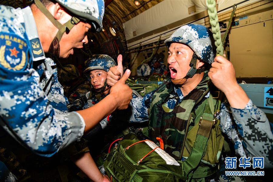 （在習近平強軍思想指引下·我們在戰位報告·圖文互動）（3）朵朵傘花綻放，勝戰精兵天降——空降兵部隊某旅教導員余海龍帶領官兵傳承黃繼光精神記事