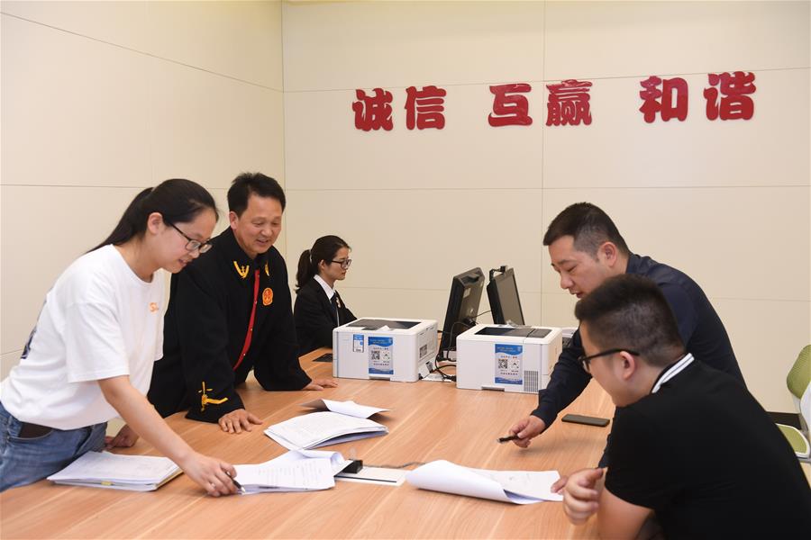 （&ldquo;中國面貌&rdquo;系列述評&middot;圖文互動）（7）法治中國&mdash;&mdash;70年中國面貌變遷述評之四