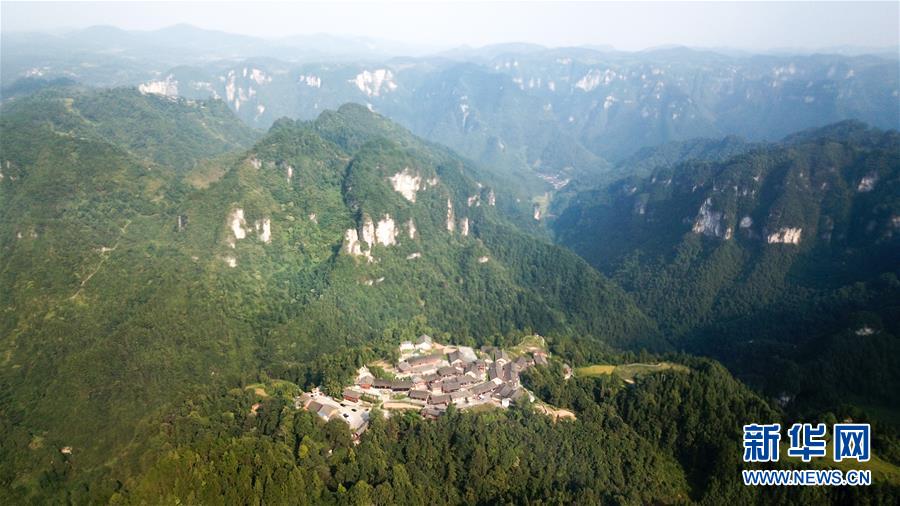 (在習(xí)近平新時(shí)代中國特色社會主義思想指引下——新時(shí)代新作為新篇章·總書記關(guān)切脫貧事·圖文互動)(1)精準(zhǔn)扶貧:提速脫貧奔小康