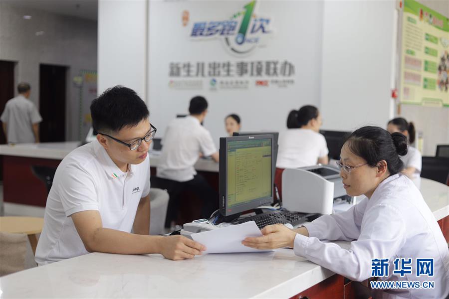 （新華全媒頭條&middot;總書記推動的改革身邊事&middot;行政體制改革篇&middot;圖文互動）（1）特寫：追問&ldquo;一件事&rdquo;