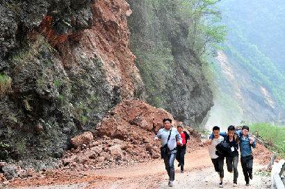 實拍：志愿者冒飛石向災區(qū)挺進！