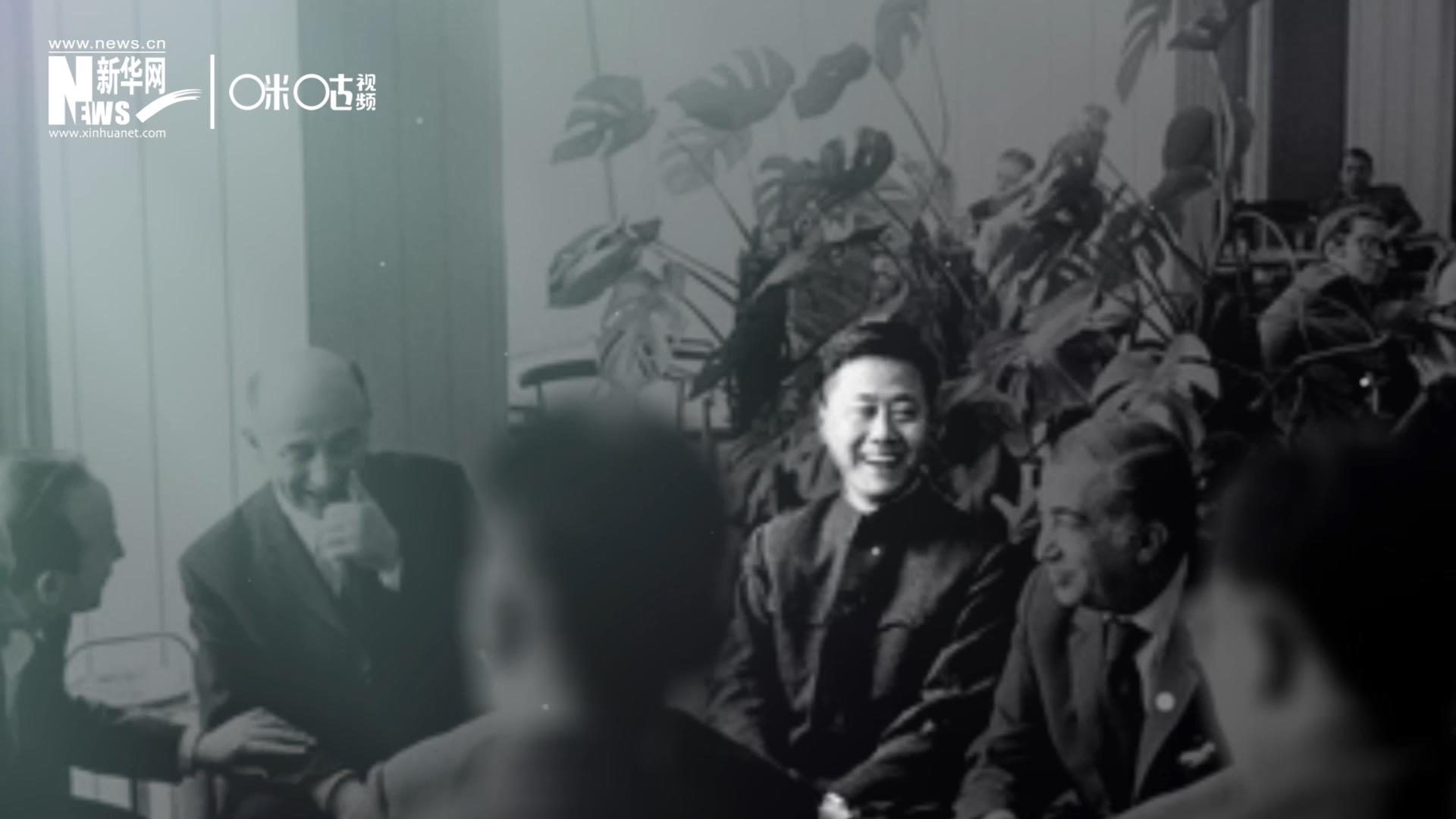 照片里的這個人是高梁，原新華社國際部記者。原本作為代表團隨行記者的他接到通知，由他帶領一支先遣小組先行去紐約。