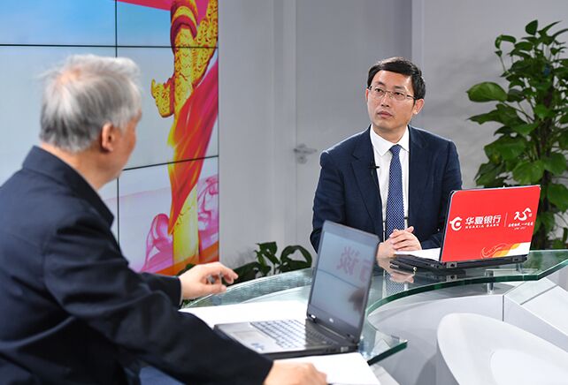 您再給我們梳理一下，黨章中有關“基本路線”的修改情況。