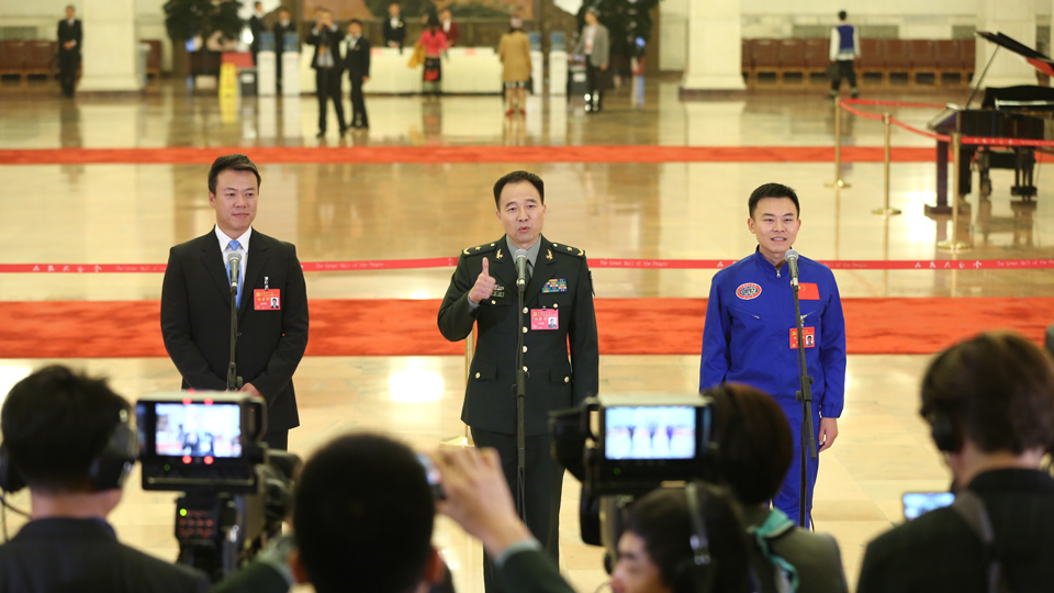 趙宏博、景海鵬、唐嘉陵代表接受采訪