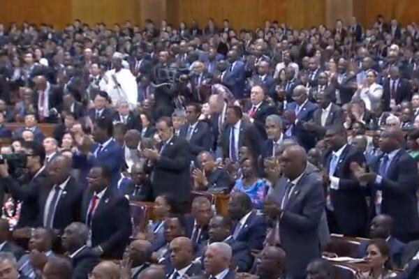 辛識(shí)平：掌聲，激蕩聚同心