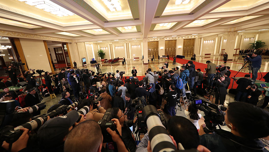 記者在&ldquo;部長(zhǎng)通道&rdquo;采訪(fǎng)