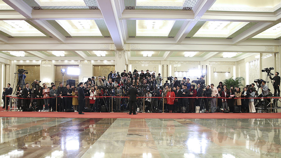 記者在&ldquo;部長(zhǎng)通道&rdquo;采訪(fǎng)