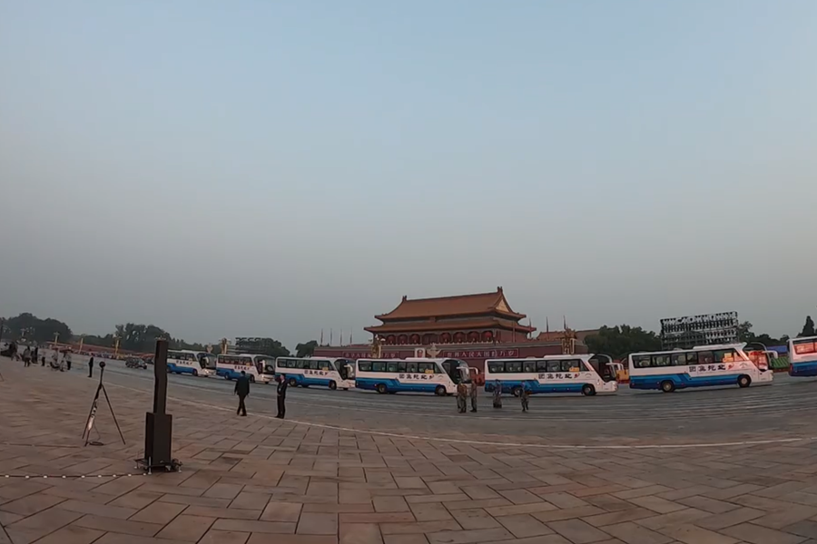 10月1日清晨的天安門城樓和長安街，燈火通明，正在準(zhǔn)備慶祝大會(huì)的工作人員雖然緊張忙碌，但仍顯得井然有序