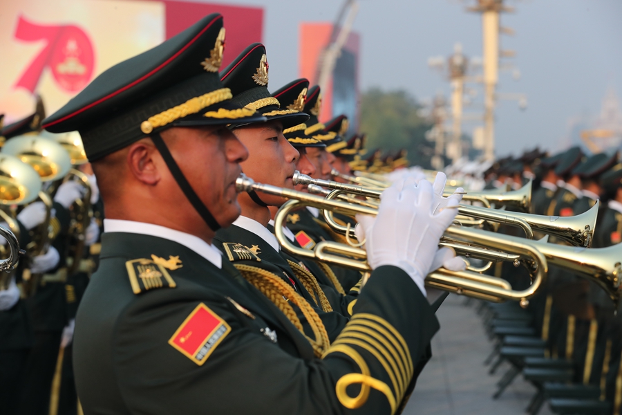 解放軍聯(lián)合軍樂團(tuán)在廣場(chǎng)就位后進(jìn)行準(zhǔn)備工作和試奏。據(jù)了解，解放軍聯(lián)合軍樂團(tuán)此次演奏是從開國大典至今歷次閱兵以來演奏曲目最多的一次，不少曲目是為此次閱兵量身打造的全新作品，此次也是歷次女演奏員最多的一次。