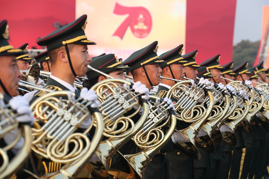 解放軍聯(lián)合軍樂團(tuán)在廣場(chǎng)就位后進(jìn)行準(zhǔn)備工作和試奏。據(jù)了解，解放軍聯(lián)合軍樂團(tuán)此次演奏是從開國大典至今歷次閱兵以來演奏曲目最多的一次，不少曲目是為此次閱兵量身打造的全新作品，此次也是歷次女演奏員最多的一次。