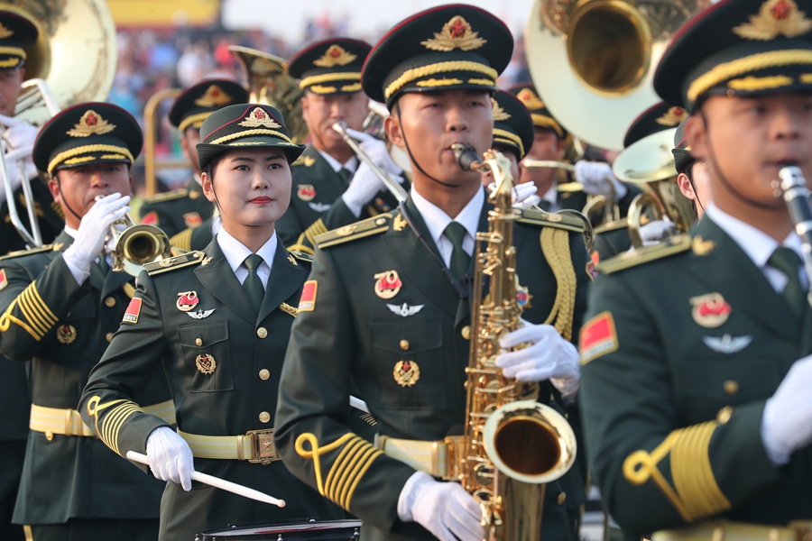 解放軍聯(lián)合軍樂團(tuán)在廣場(chǎng)就位后進(jìn)行準(zhǔn)備工作和試奏。據(jù)了解，解放軍聯(lián)合軍樂團(tuán)此次演奏是從開國大典至今歷次閱兵以來演奏曲目最多的一次，不少曲目是為此次閱兵量身打造的全新作品，此次也是歷次女演奏員最多的一次。