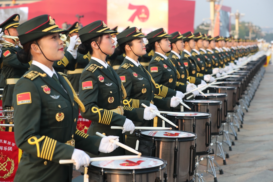 解放軍聯(lián)合軍樂團(tuán)在廣場(chǎng)就位后進(jìn)行準(zhǔn)備工作和試奏。據(jù)了解，解放軍聯(lián)合軍樂團(tuán)此次演奏是從開國大典至今歷次閱兵以來演奏曲目最多的一次，不少曲目是為此次閱兵量身打造的全新作品，此次也是歷次女演奏員最多的一次。