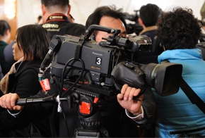 發布會現場記者各顯神通