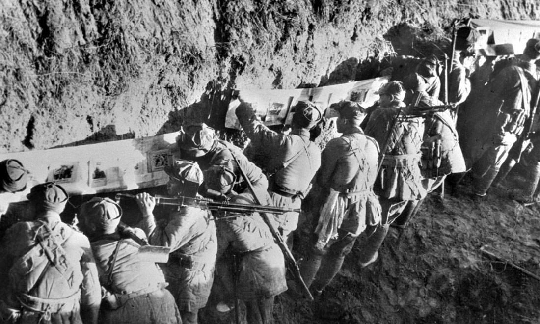1948年冬，淮海戰役期間，雙堆集前沿陣地舉辦的戰地影展，深受解放軍戰士歡迎。新華社稿  袁克忠攝