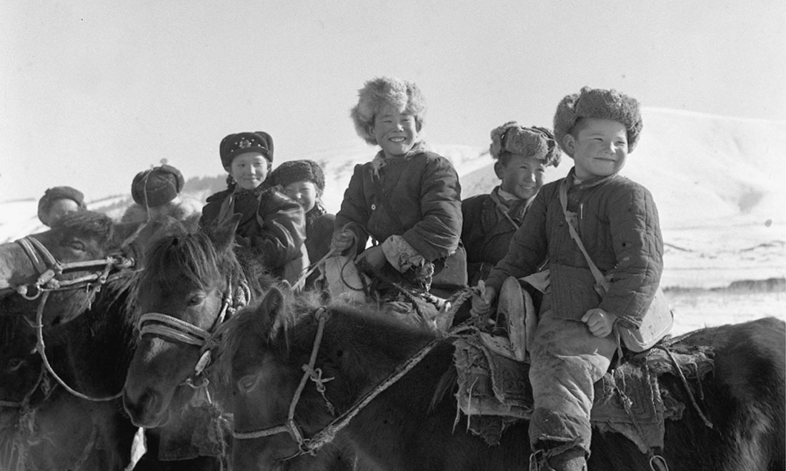 1964年春，新疆伊犁哈薩克自治州昭蘇縣的哈薩克族小學生們。新華社記者武純展攝