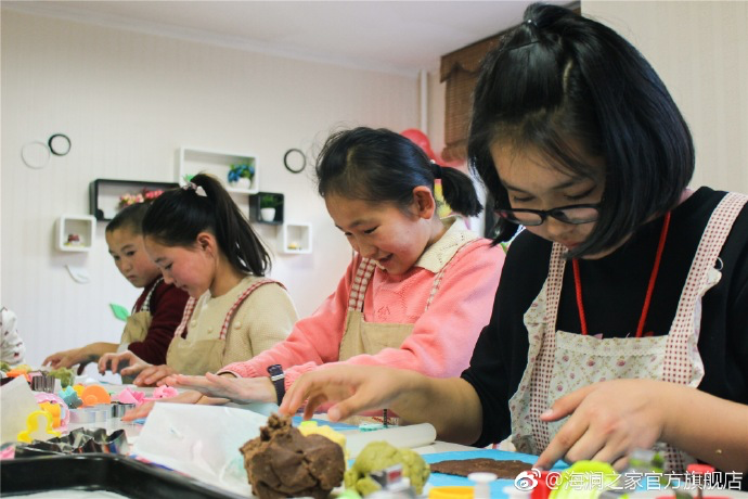 在北京，孩子們上了一節(jié)別開生面的廚藝課——手工DIY餅干。孩子們腦洞大開親自上手，從制作到出爐不僅留下了噴香的餅干，還留下了珍貴的回憶。親手做的餅干孩子們舍不得獨享，成為了回程路上最重要的“伴手禮”