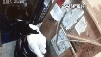 電梯內(nèi)突發(fā)自燃 電動(dòng)車(chē)進(jìn)樓怎么禁？ 發(fā)現(xiàn)電瓶車(chē)有起火苗頭應(yīng)立刻撤離