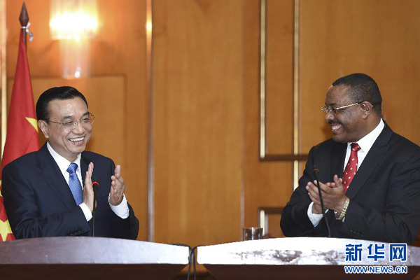 5月4日,國務院總理李克強在亞的斯亞貝巴與埃塞俄比亞總理海爾馬里亞姆舉行會談。這是會談結束后,李克強與海爾馬里亞姆共同會見記者。 新華社記者 李學仁 攝 5月4日,國務院總理李克強在亞的斯亞貝巴與埃塞俄比亞總理海爾馬里亞姆舉行會談。這是會談結束后,李克強與海爾馬里亞姆共同會見記者。 新華社記者 李學仁 攝