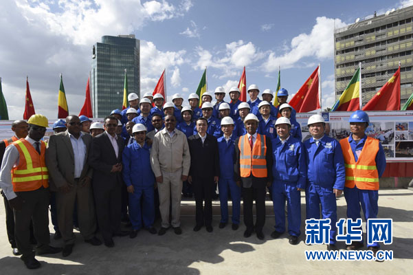 這是李克強同海爾馬里亞姆與施工人員合影留念。新華社記者 李學仁 攝