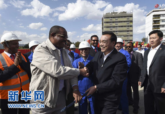 5月5日，中國國務院總理李克強考察亞的斯亞貝巴輕軌項目，埃塞俄比亞總理海爾馬里亞姆陪同。新華社記者 李學仁 攝