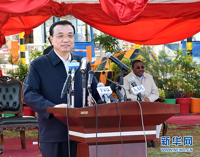 5月5日,國務(wù)院總理李克強(qiáng)與埃塞俄比亞總理海爾馬里亞姆共同出席亞的斯亞貝巴-阿達(dá)瑪高速公路一期竣工揭牌典禮,并為二期工程開工奠基剪彩。這是李克強(qiáng)在典禮上致辭。新華社記者 李濤 攝 5月5日,國務(wù)院總理李克強(qiáng)與埃塞俄比亞總理海爾馬里亞姆共同出席亞的斯亞貝巴-阿達(dá)瑪高速公路一期竣工揭牌典禮,并為二期工程開工奠基剪彩。這是李克強(qiáng)在典禮上致辭。新華社記者 李濤 攝