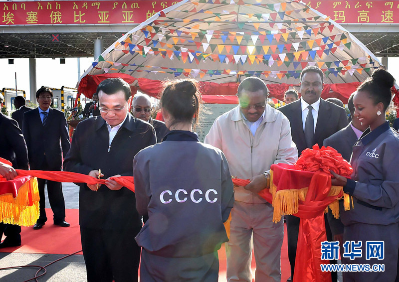 5月5日,中國國務(wù)院總理李克強(qiáng)與埃塞俄比亞總理海爾馬里亞姆共同出席亞的斯亞貝巴-阿達(dá)瑪高速公路一期竣工揭牌典禮,并為二期工程開工奠基剪彩。這是李克強(qiáng)與海爾馬里亞姆共同為亞的斯亞貝巴-阿達(dá)瑪高速公路二期工程開工剪彩。新華社記者 李濤 攝 5月5日,中國國務(wù)院總理李克強(qiáng)與埃塞俄比亞總理海爾馬里亞姆共同出席亞的斯亞貝巴-阿達(dá)瑪高速公路一期竣工揭牌典禮,并為二期工程開工奠基剪彩。這是李克強(qiáng)與海爾馬里亞姆共同為亞的斯亞貝巴-阿達(dá)瑪高速公路二期工程開工剪彩。新華社記者 李濤 攝