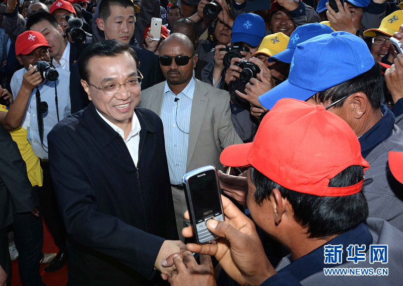 5月5日,中國國務(wù)院總理李克強(qiáng)與埃塞俄比亞總理海爾馬里亞姆共同出席亞的斯亞貝巴-阿達(dá)瑪高速公路一期竣工揭牌典禮,并為二期工程開工奠基剪彩。這是典禮結(jié)束后,李克強(qiáng)同工程施工人員親切交談。新華社記者 李濤 攝 5月5日,中國國務(wù)院總理李克強(qiáng)與埃塞俄比亞總理海爾馬里亞姆共同出席亞的斯亞貝巴-阿達(dá)瑪高速公路一期竣工揭牌典禮,并為二期工程開工奠基剪彩。這是典禮結(jié)束后,李克強(qiáng)同工程施工人員親切交談。新華社記者 李濤 攝